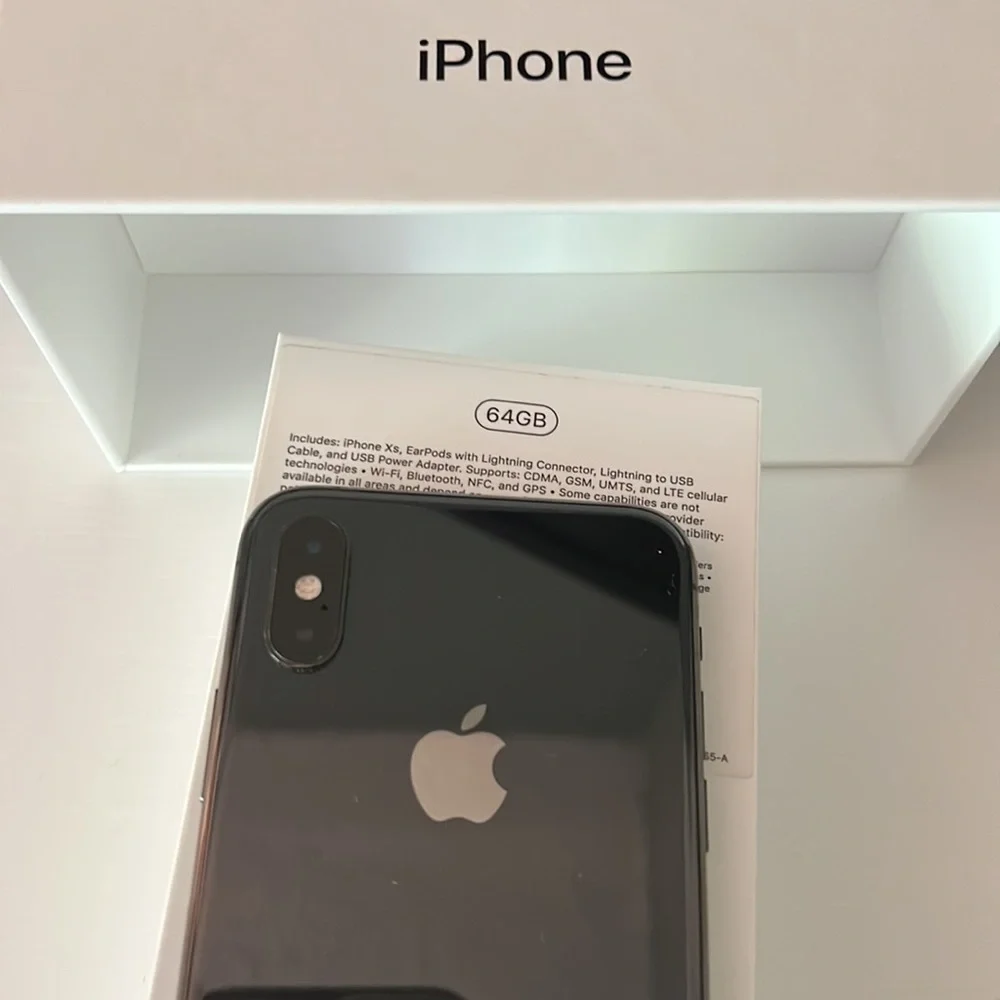 Black iPhone Xs 64 GB